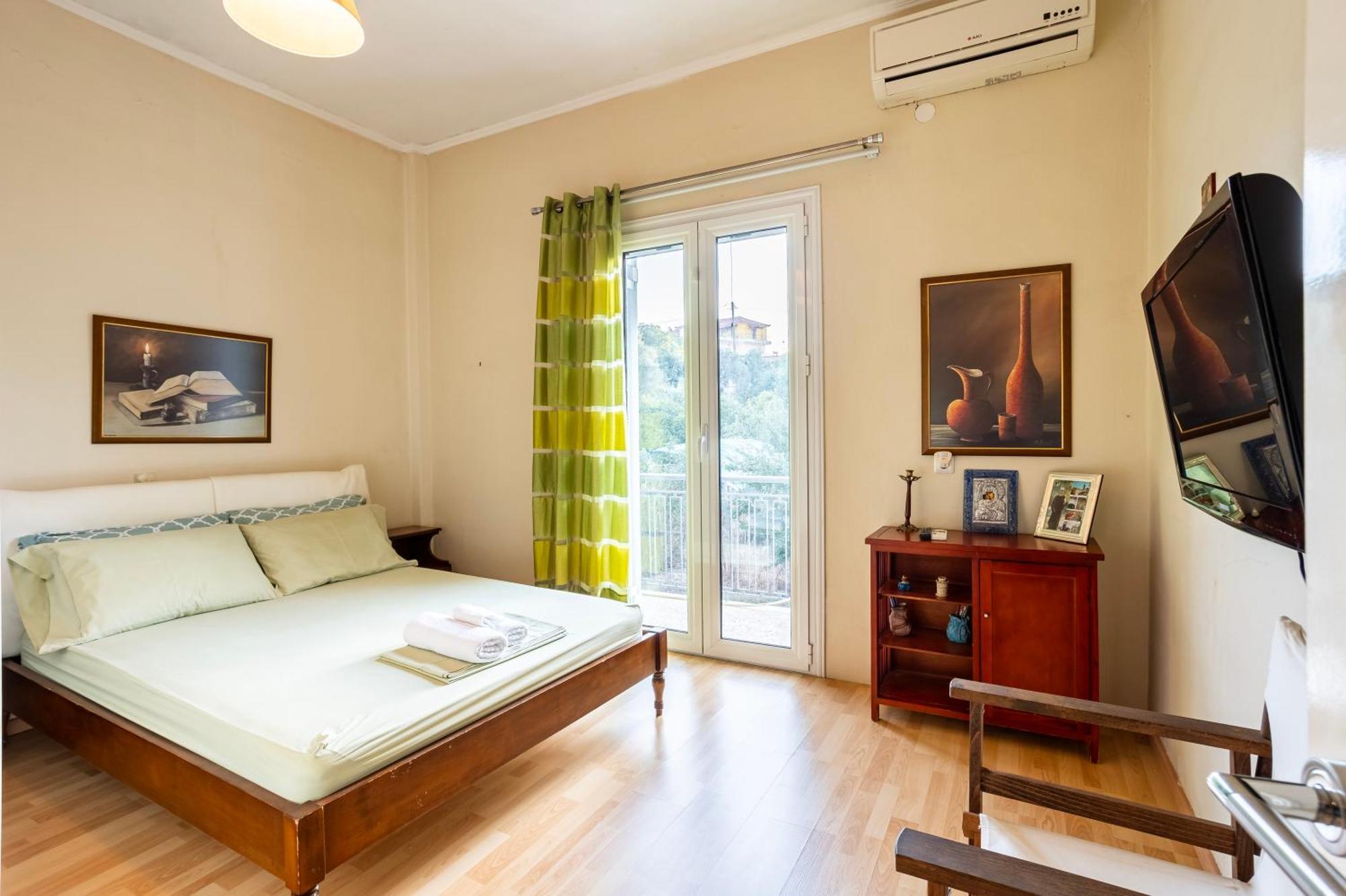 Kalamata'S Sunny Retreat Near The Historic Center Exterior photo