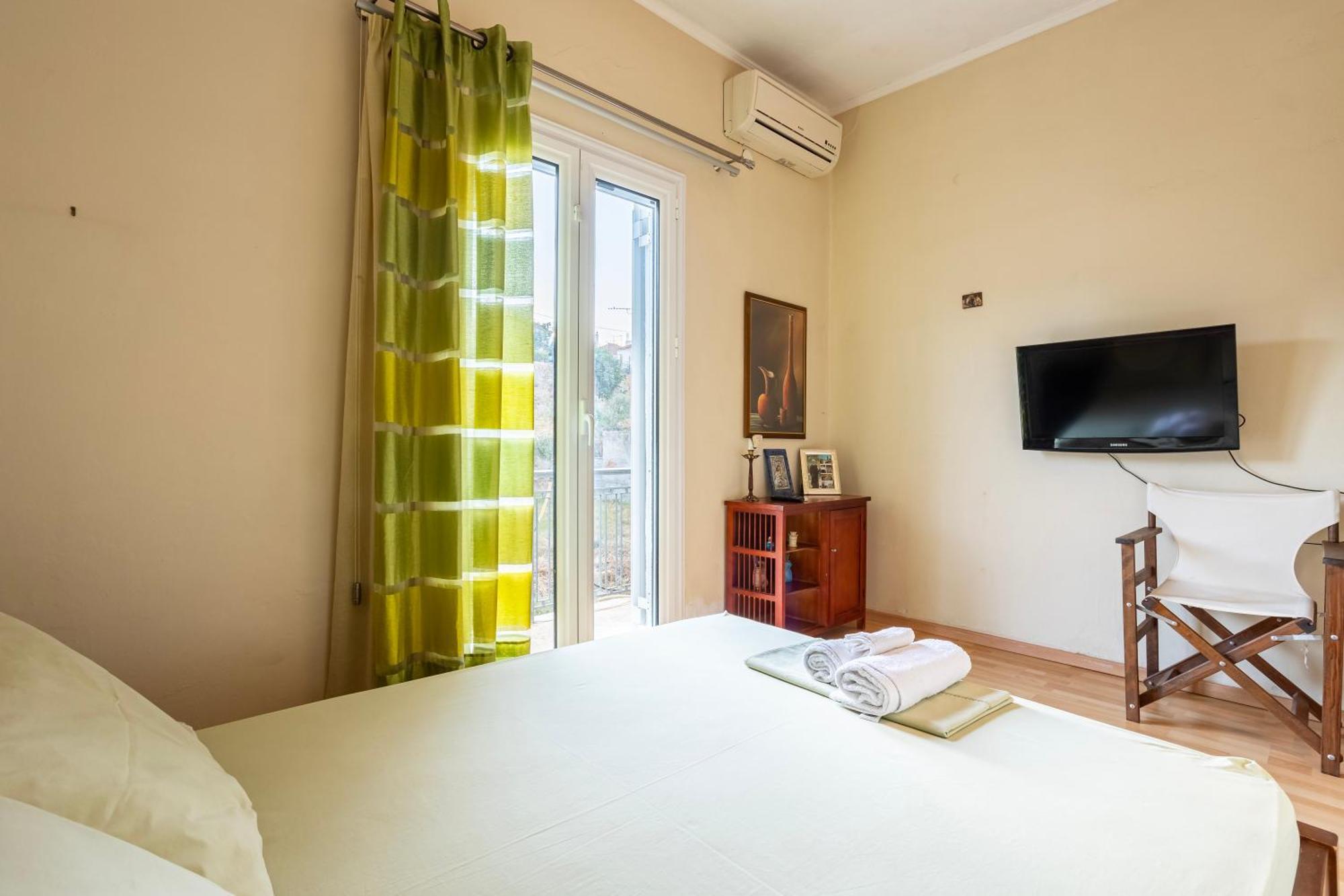 Kalamata'S Sunny Retreat Near The Historic Center Exterior photo