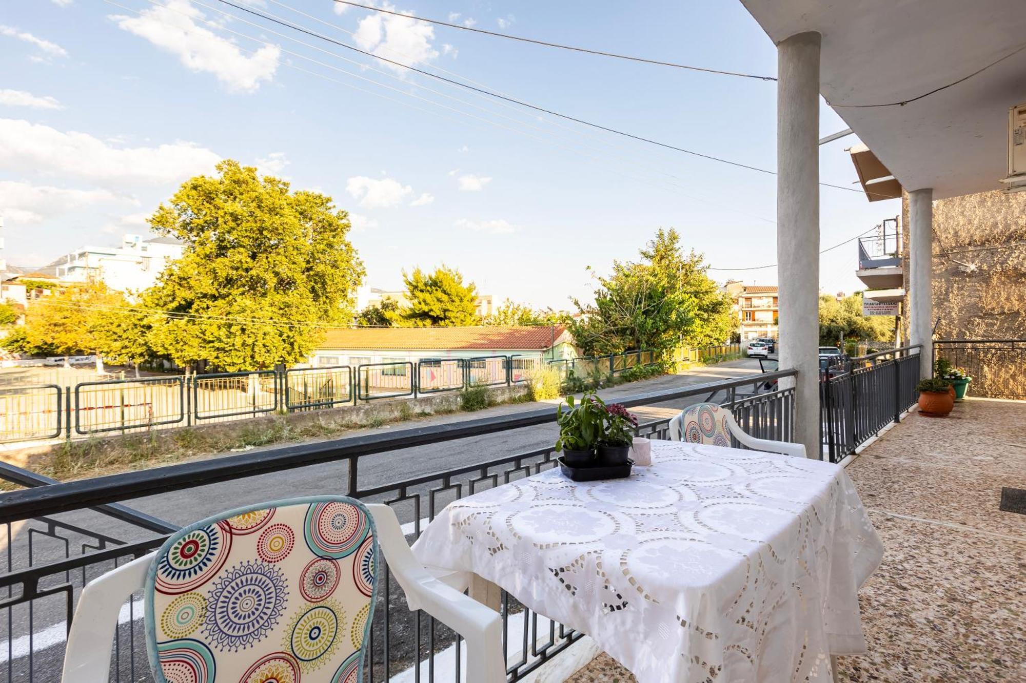 Kalamata'S Sunny Retreat Near The Historic Center Exterior photo
